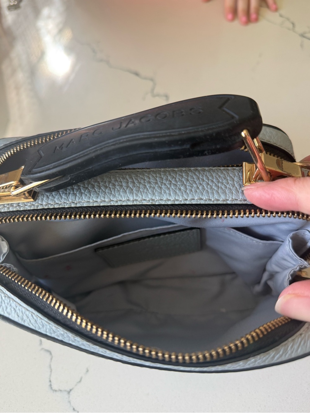 Marc Jacobs Grey Leather Crossbody Bag with Black Logo - Picture 5 of 7